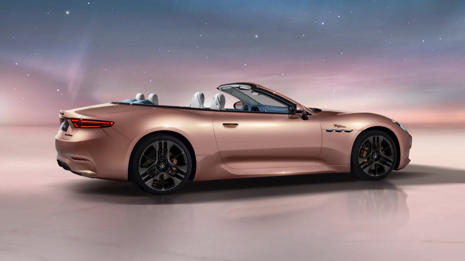 une voiture décapotable rose avec des sièges blancs