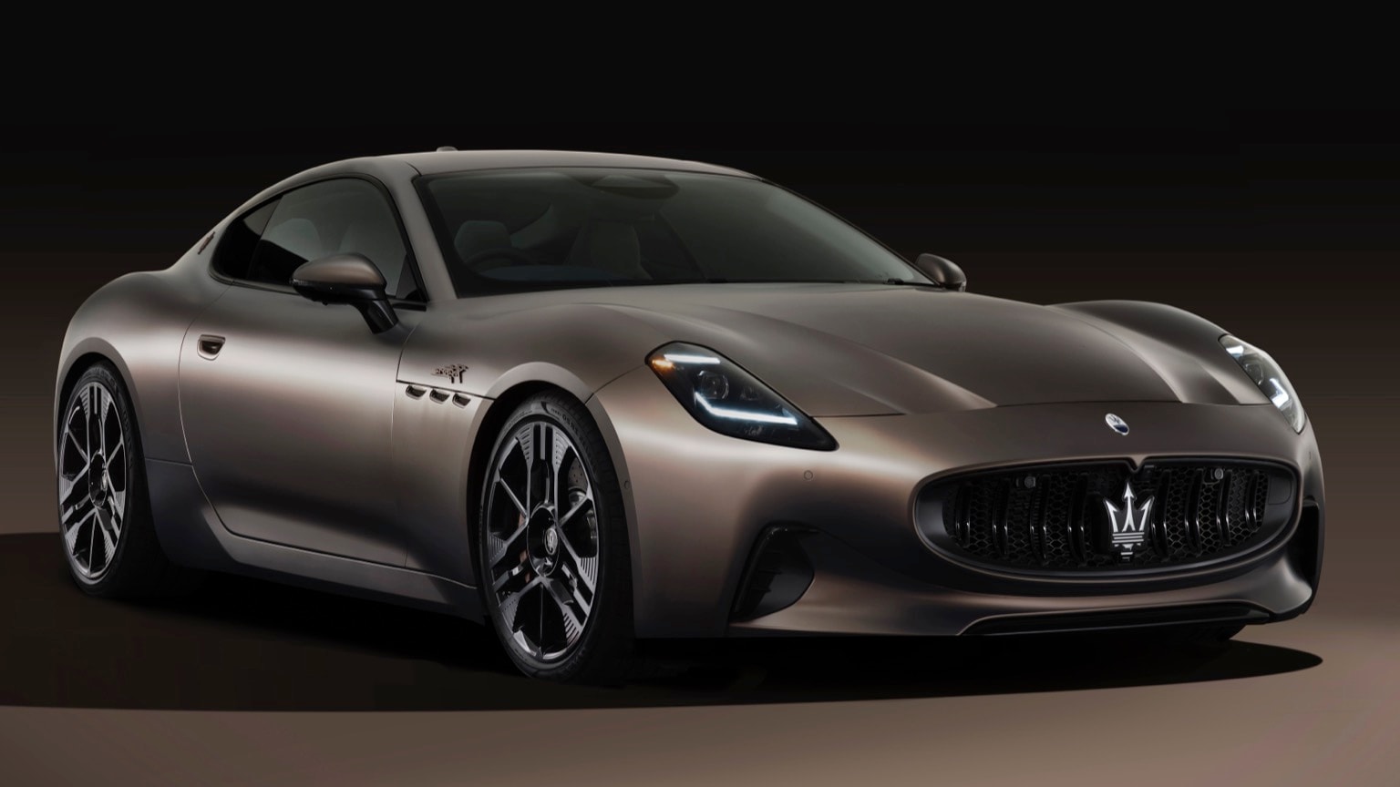 une voiture de sport noire sur fond noir