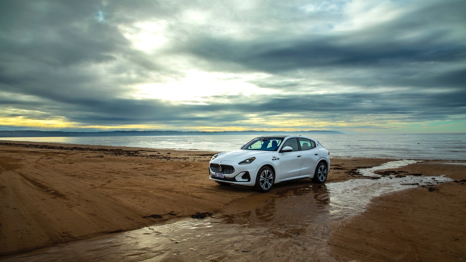 une voiture blanche sur une plage