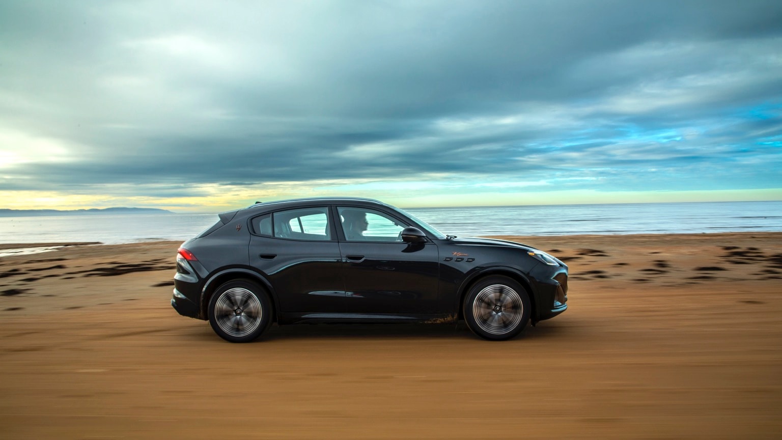 une voiture sur une plage