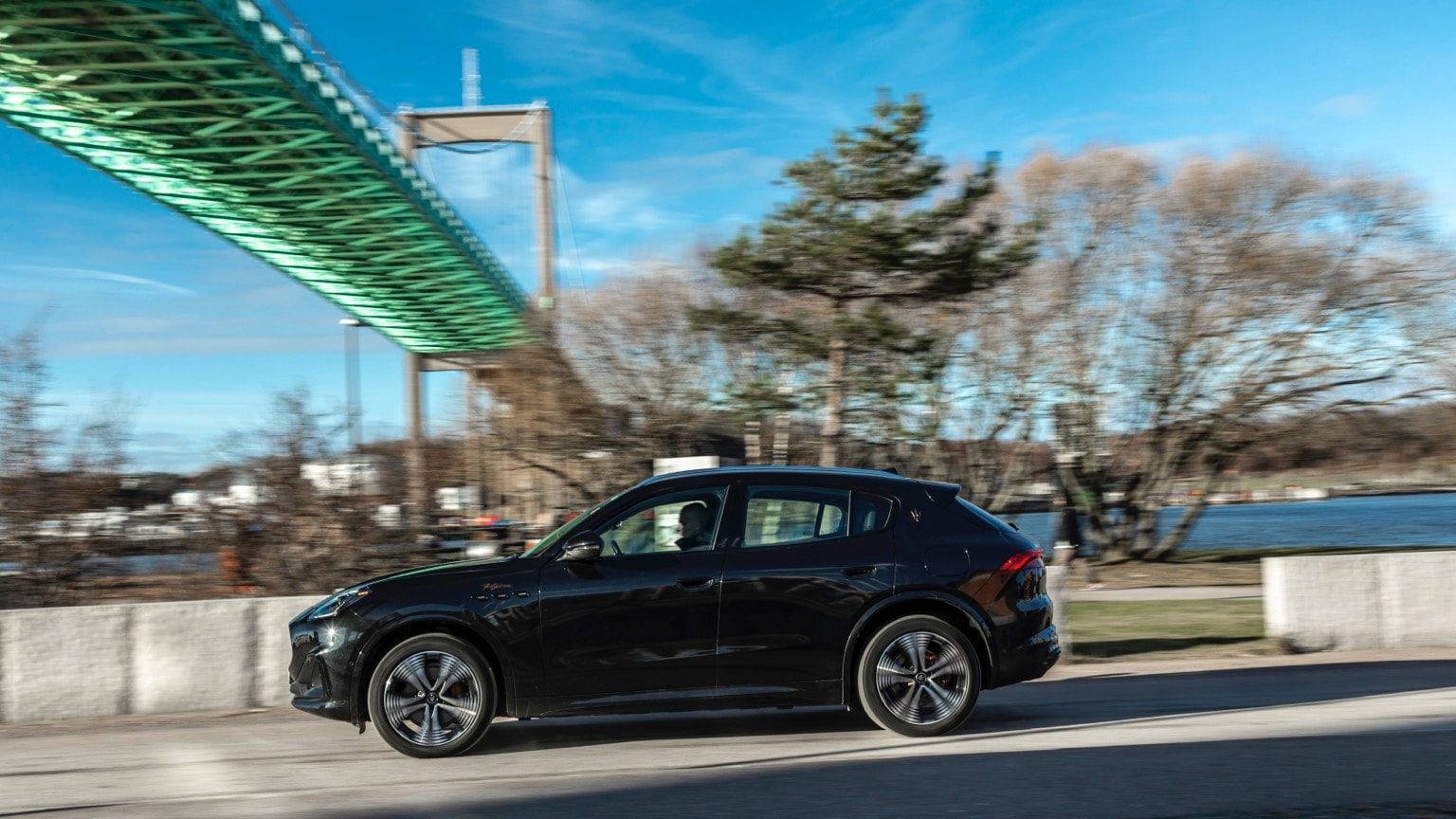 une voiture noire roulant sur la route
