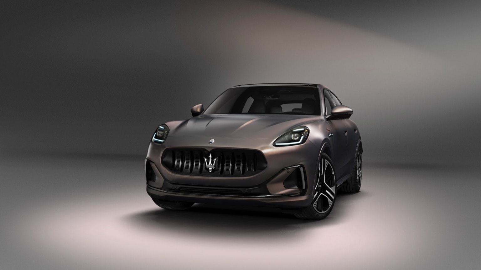 une voiture noire avec un logo argenté