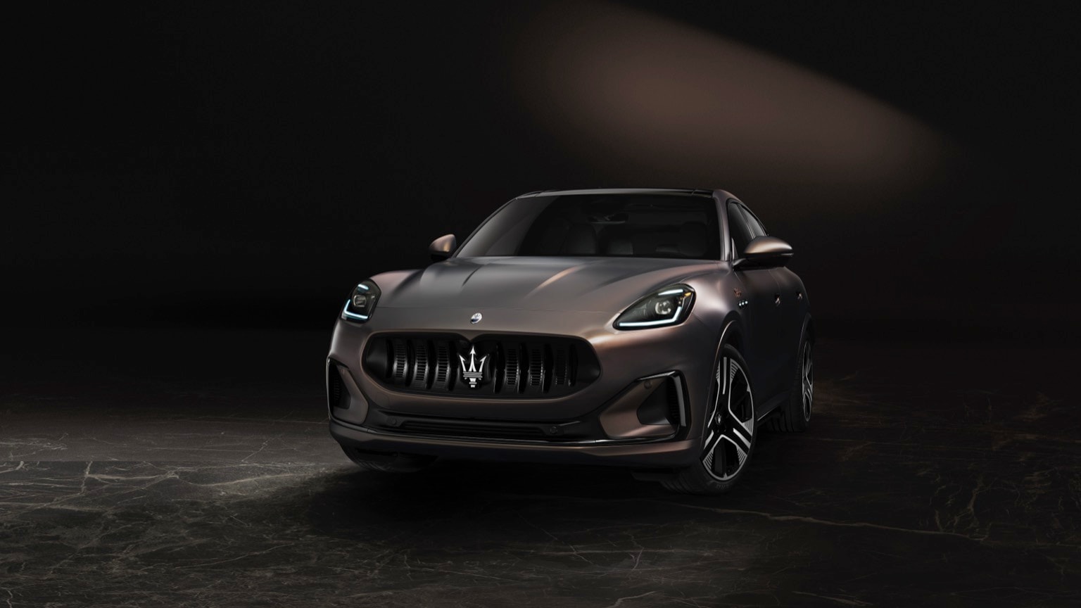 une voiture noire avec un projecteur