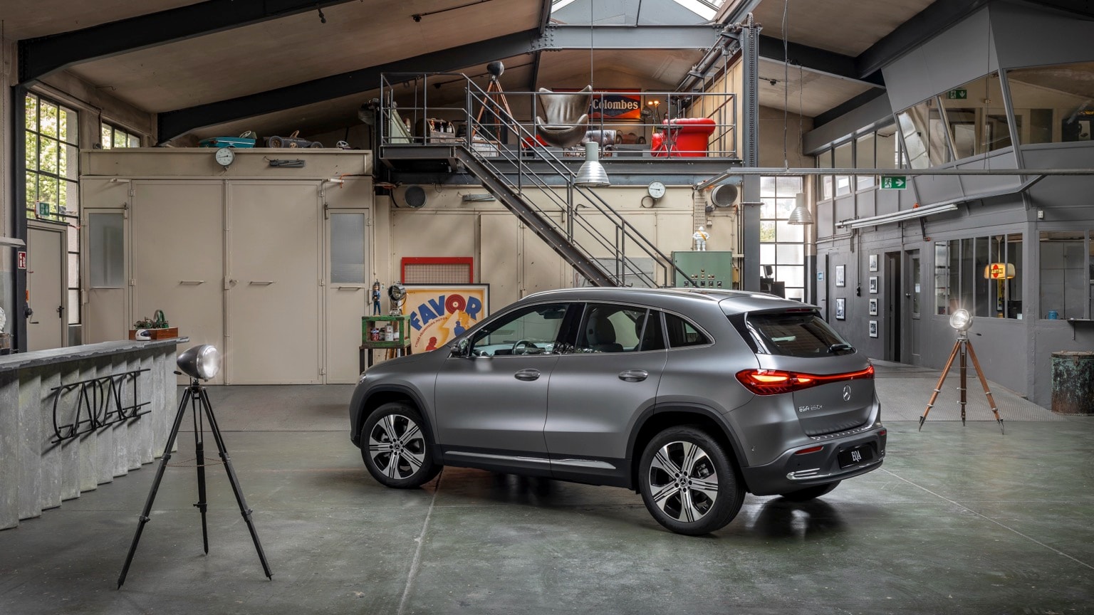 une voiture garée dans un garage