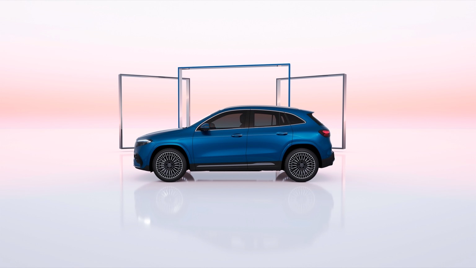 une voiture bleue garée devant un cadre métallique