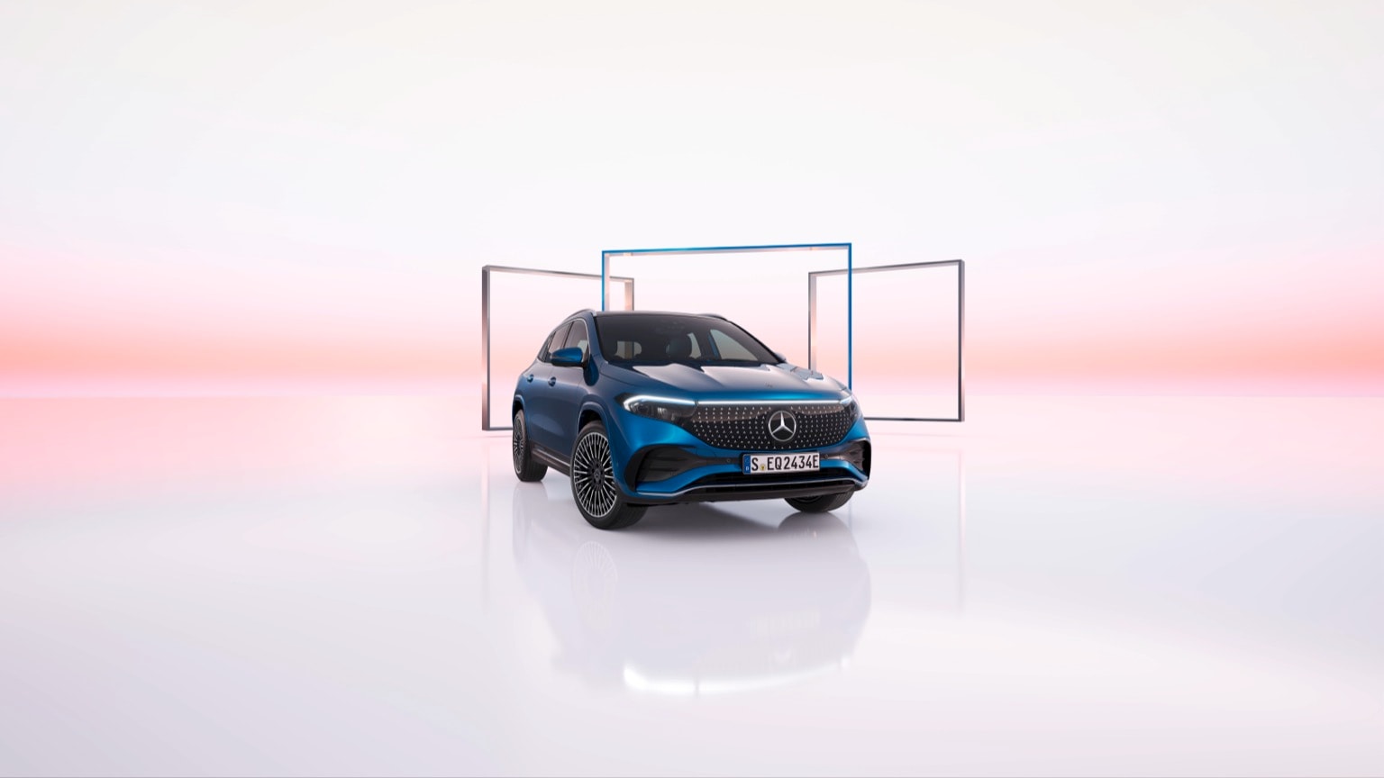 une voiture bleue garée dans une pièce
