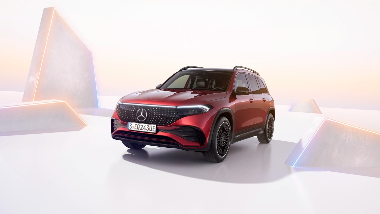 une voiture rouge garée sur une surface blanche
