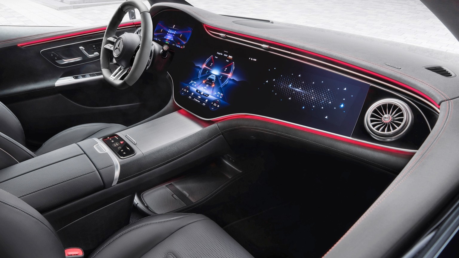 l'intérieur d'une voiture avec un tableau de bord et un volant