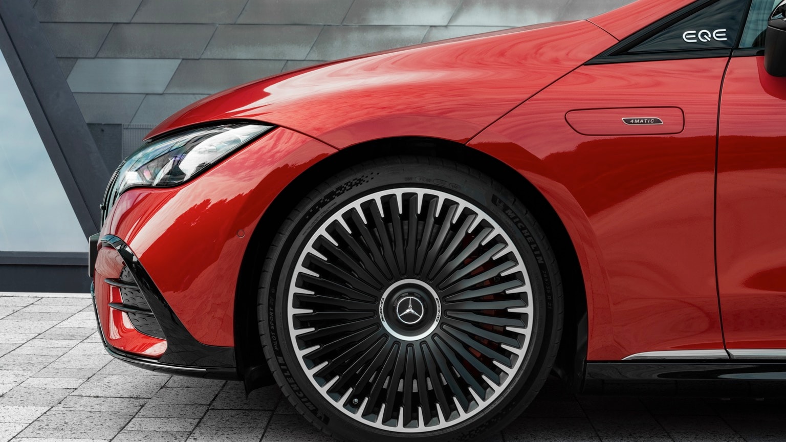 l'avant d'une voiture rouge