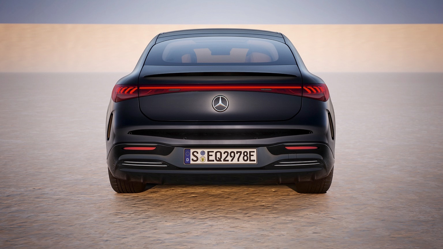 à l'arrière d'une voiture noire