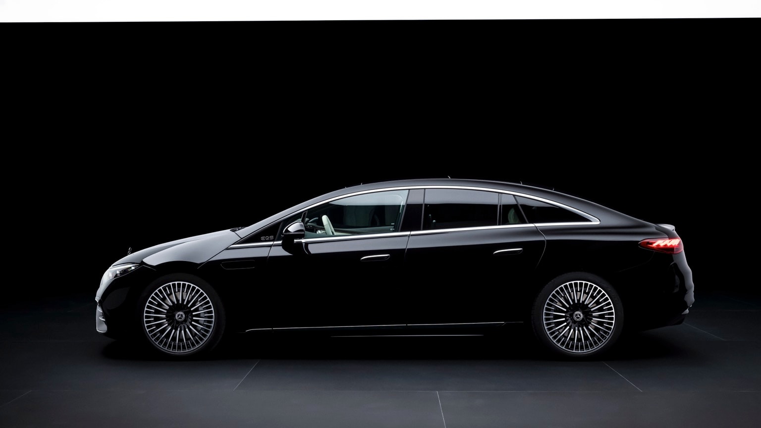 une voiture noire sur fond noir