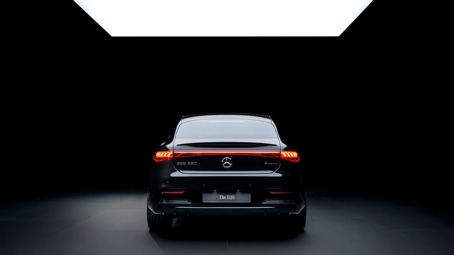 à l'arrière d'une voiture noire