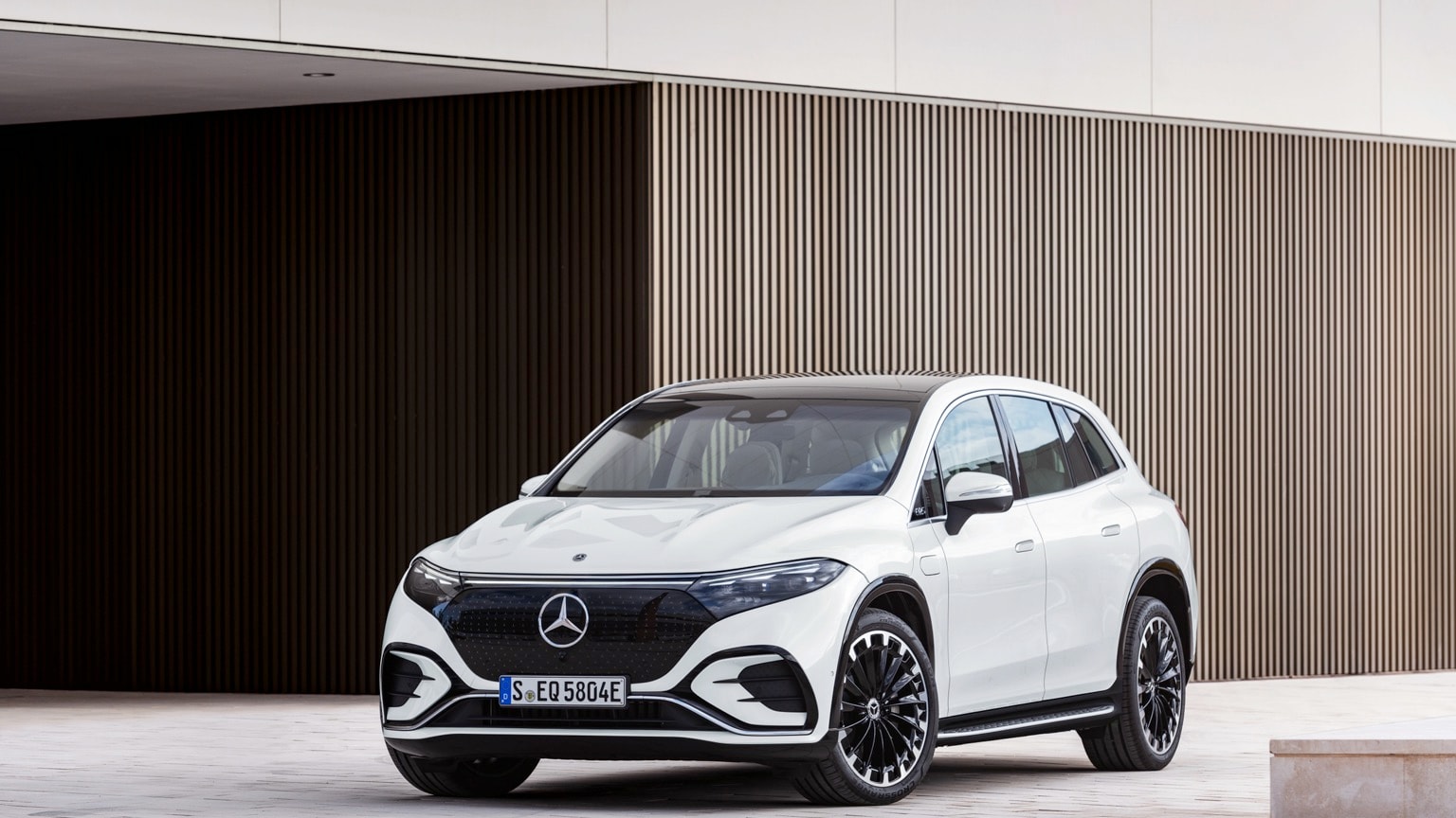 une voiture blanche garée devant un bâtiment