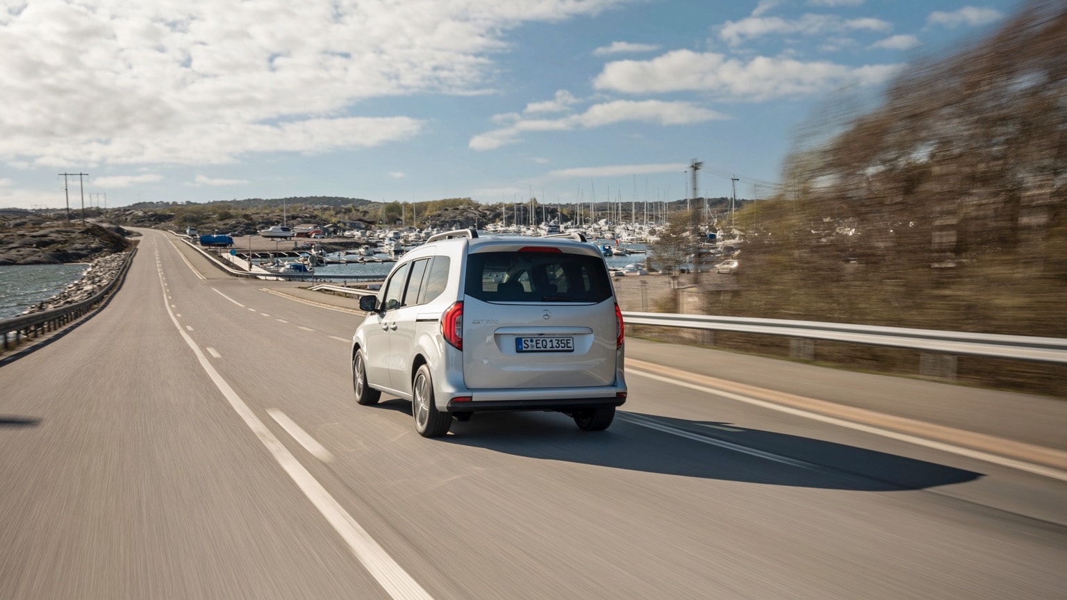 une voiture roulant sur une route