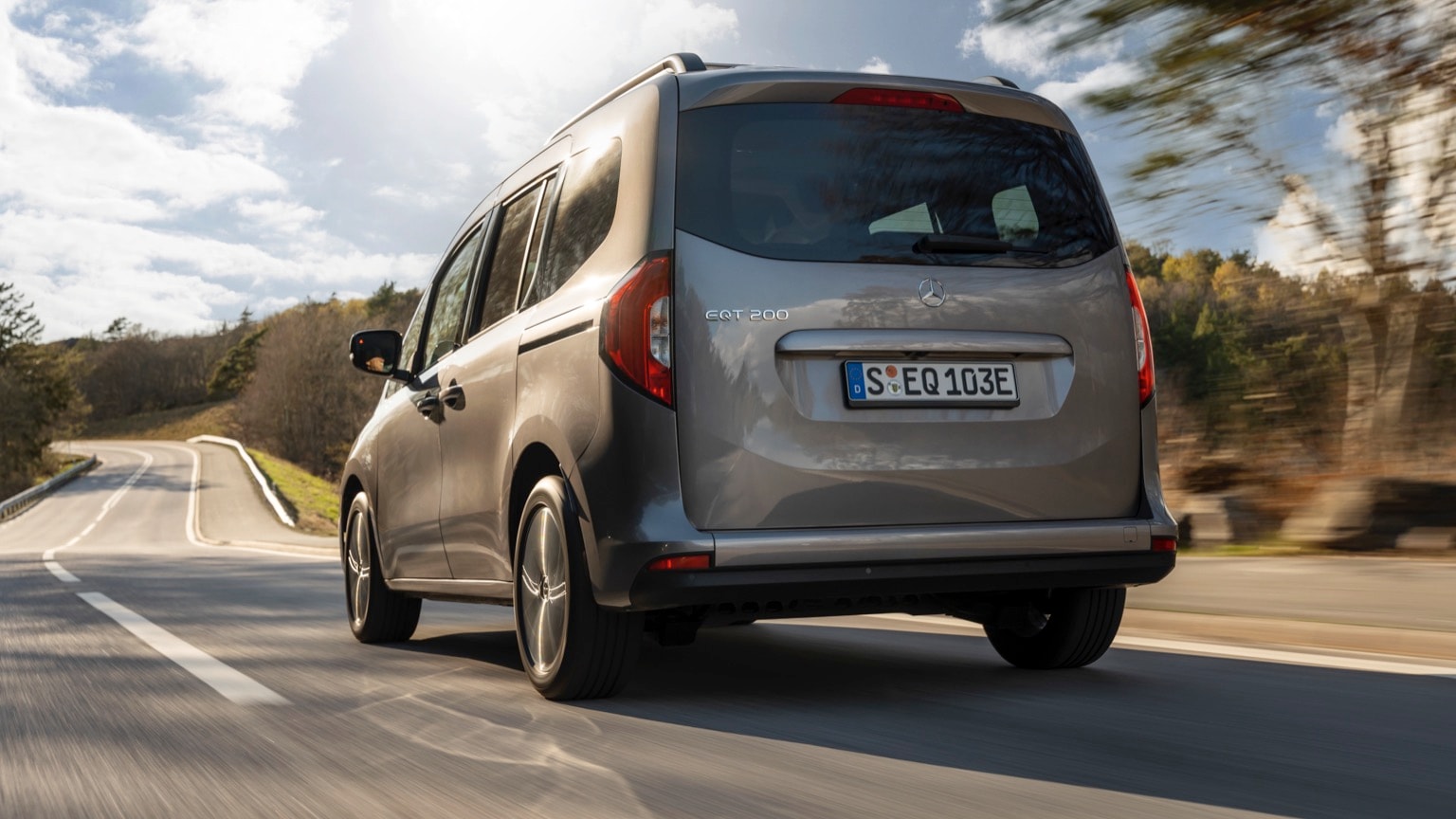 une voiture sur la route