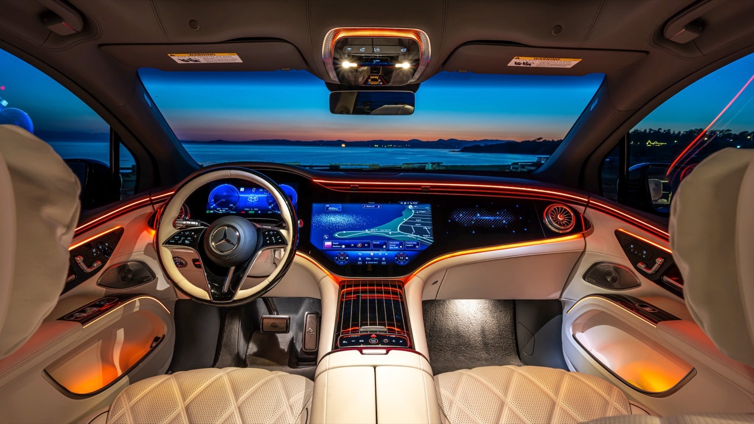 l'intérieur d'une voiture avec vue sur l'océan et l'eau