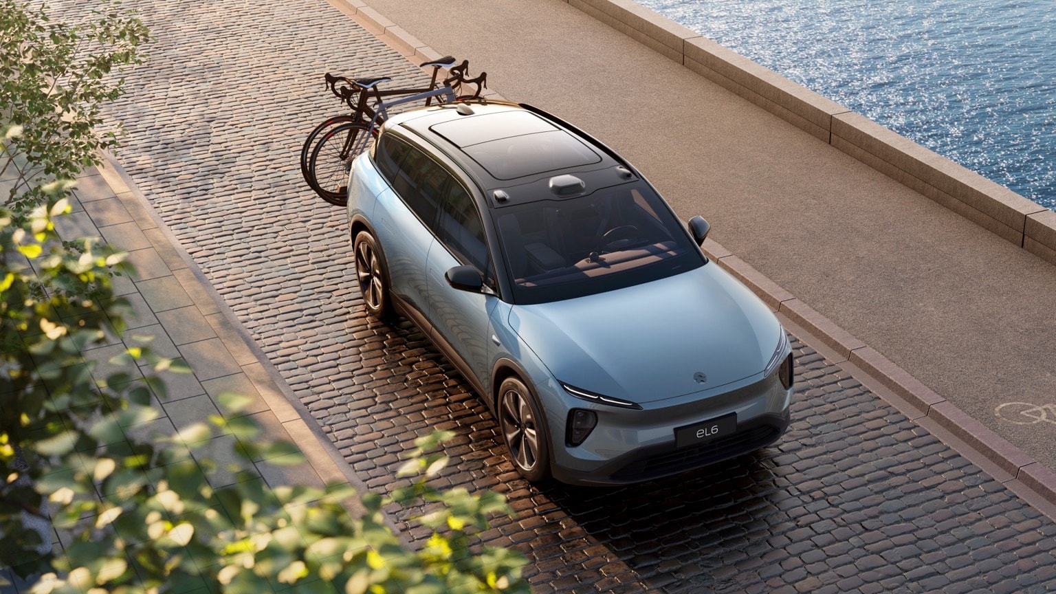 une voiture surmontée d'un vélo
