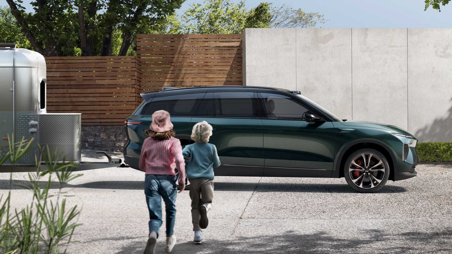 deux enfants courant vers une voiture