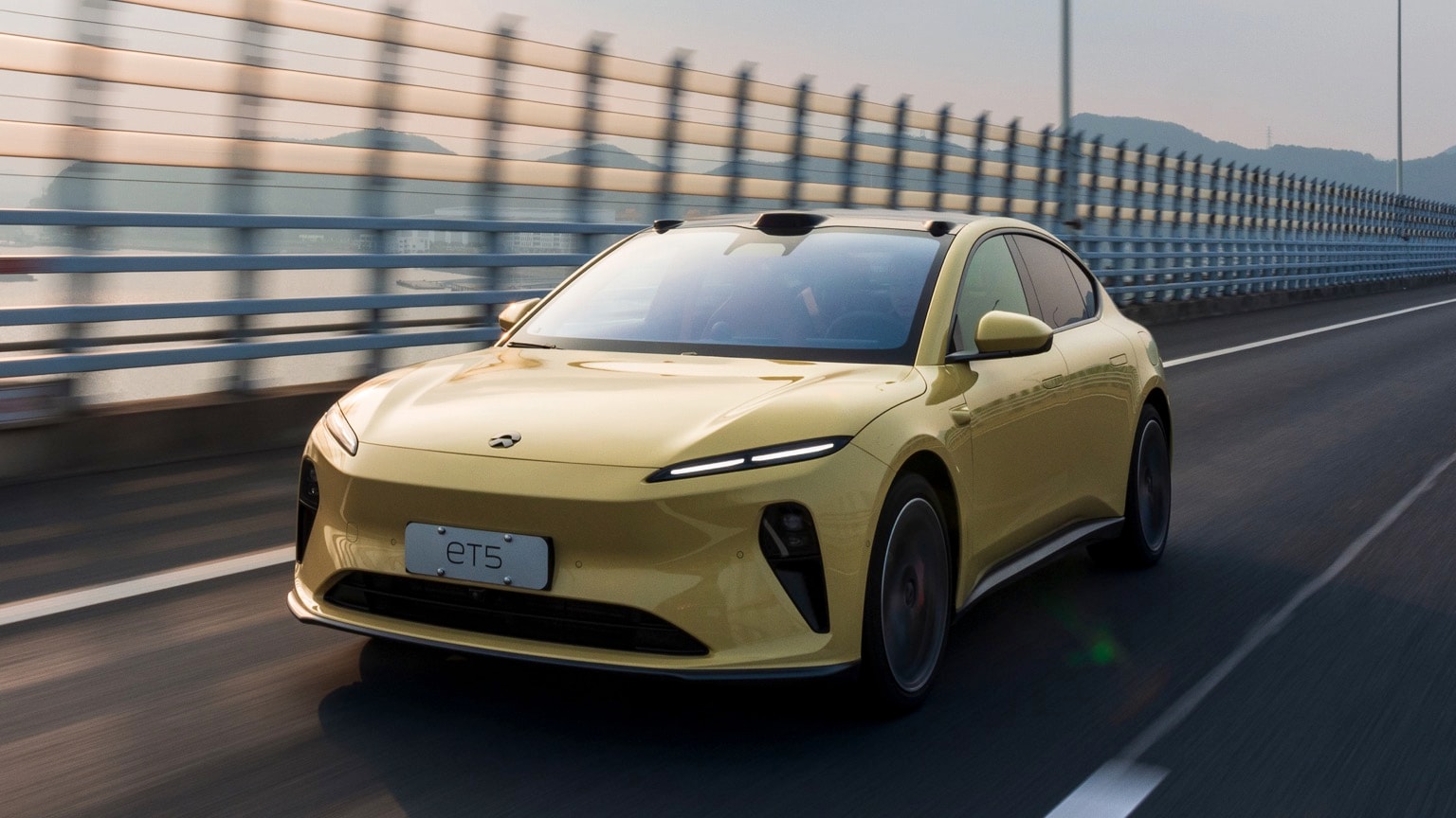 une voiture jaune roulant sur une route