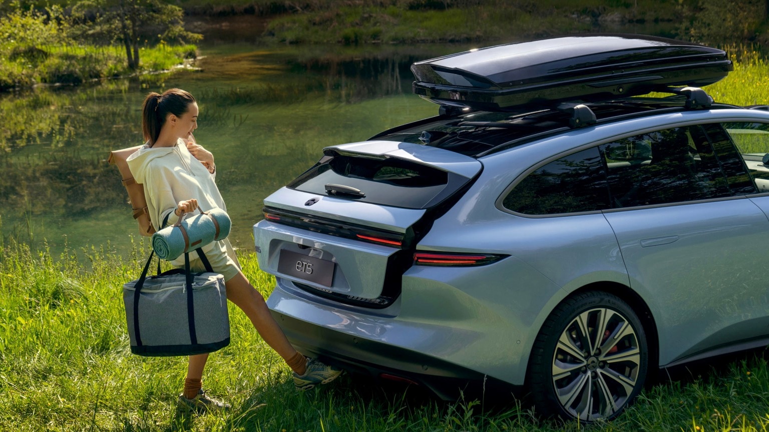 une femme portant un sac à côté d'une voiture