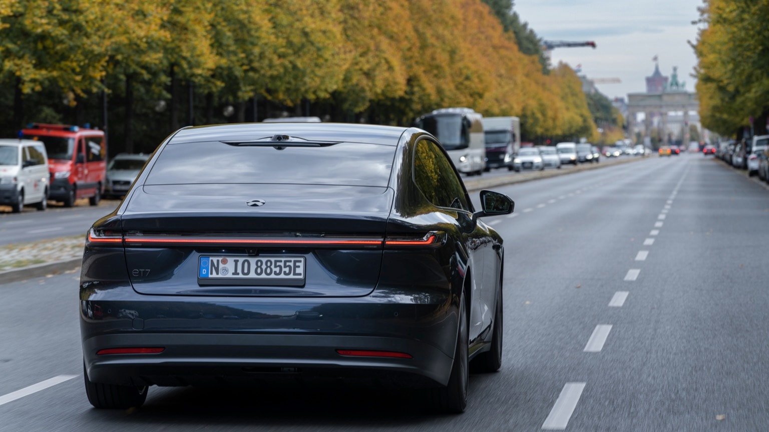 une voiture noire sur la route