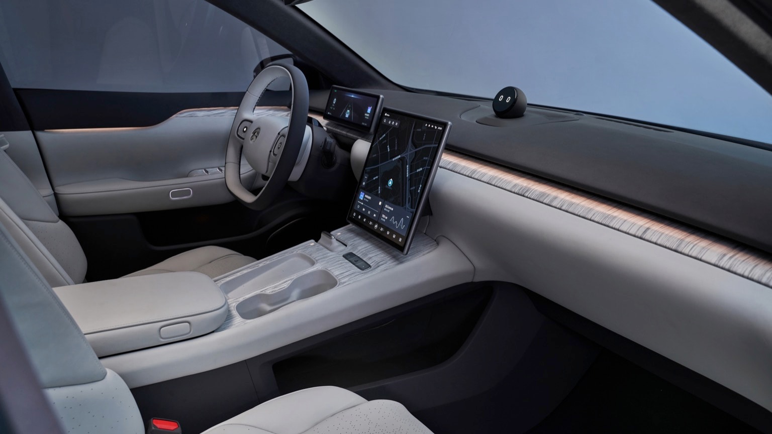l'intérieur d'une voiture avec un écran tactile