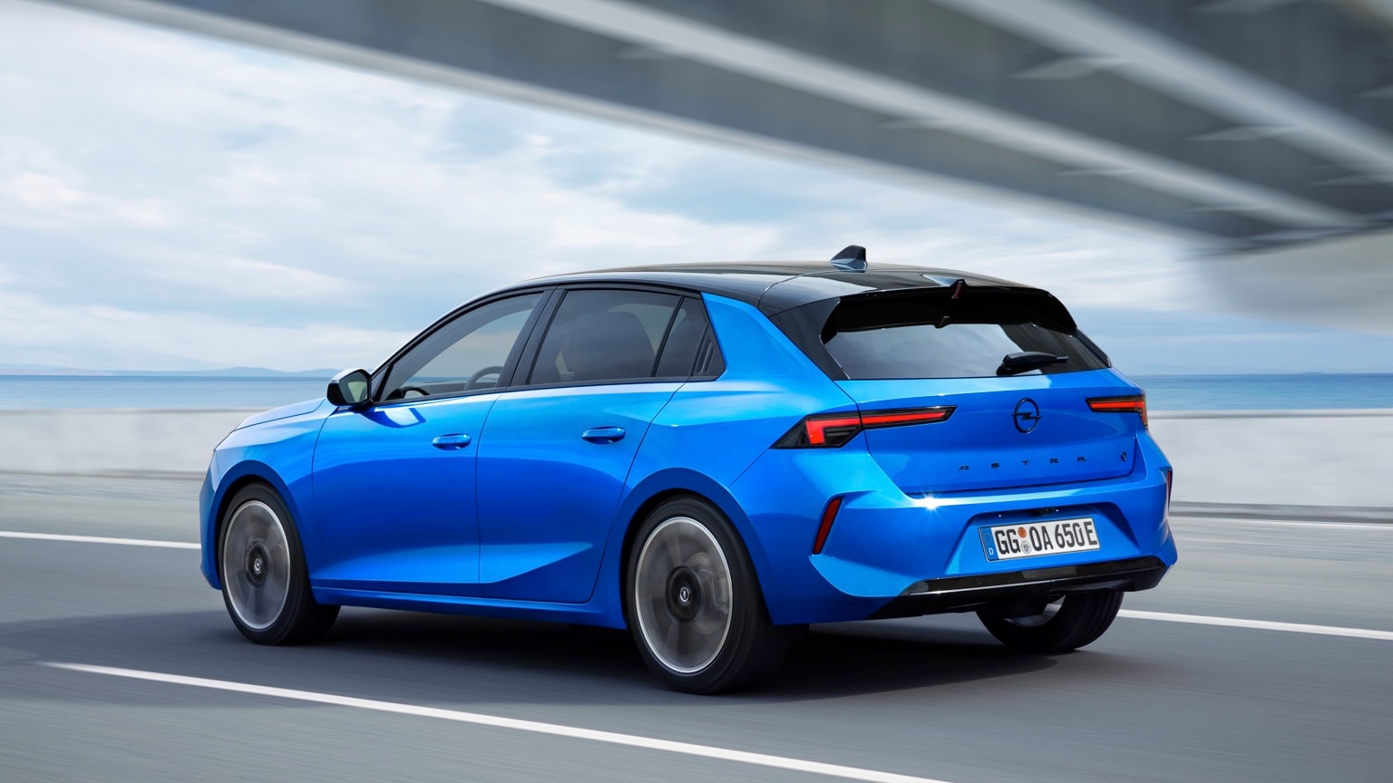 une voiture bleue sur une route