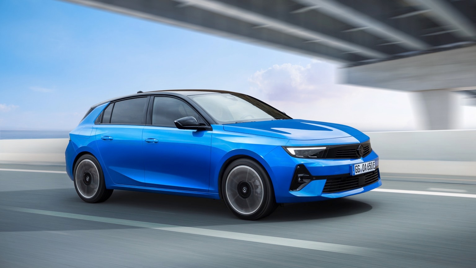 une voiture bleue roulant sur une route