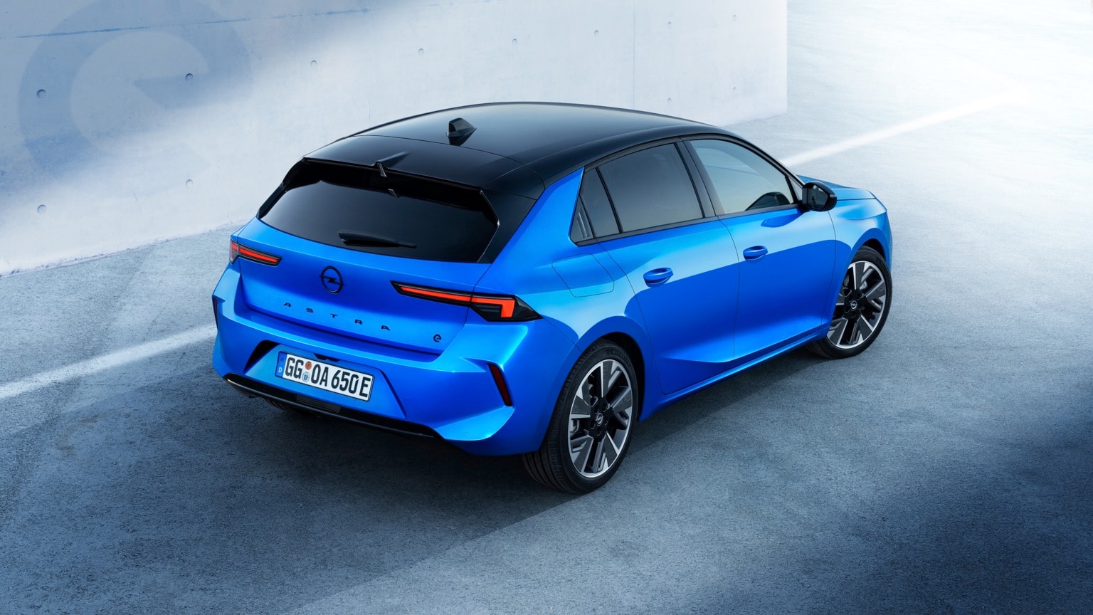une voiture bleue garée sur le trottoir