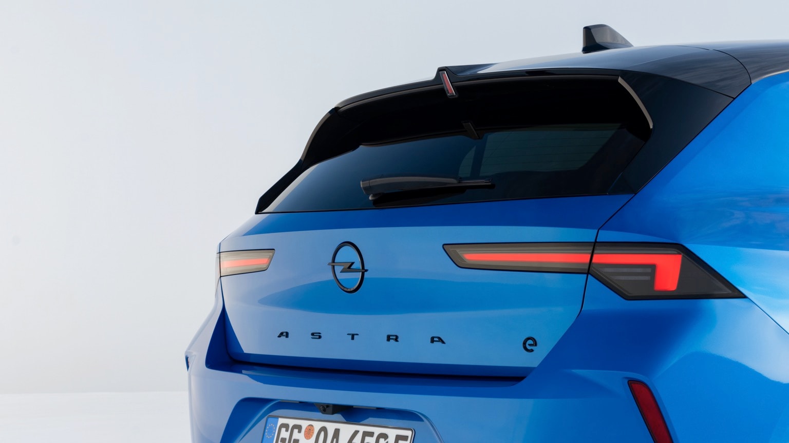 à l'arrière d'une voiture bleue