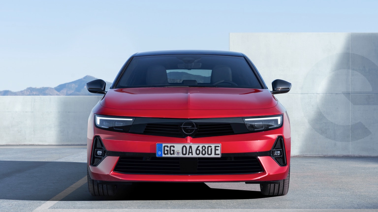 une voiture rouge garée dans un parking