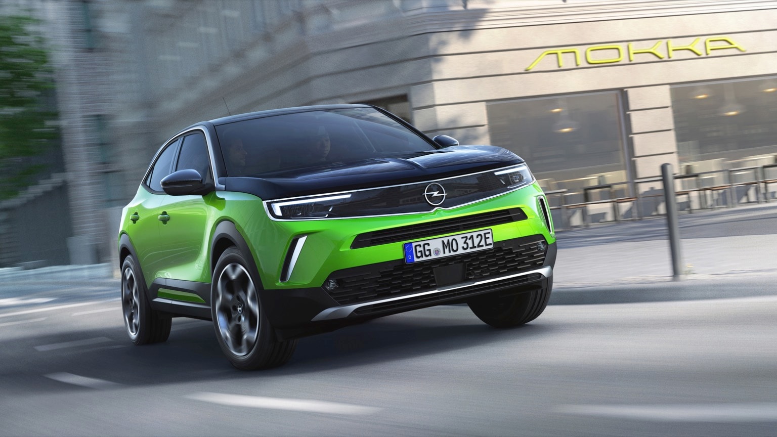 une voiture verte et noire dans une rue