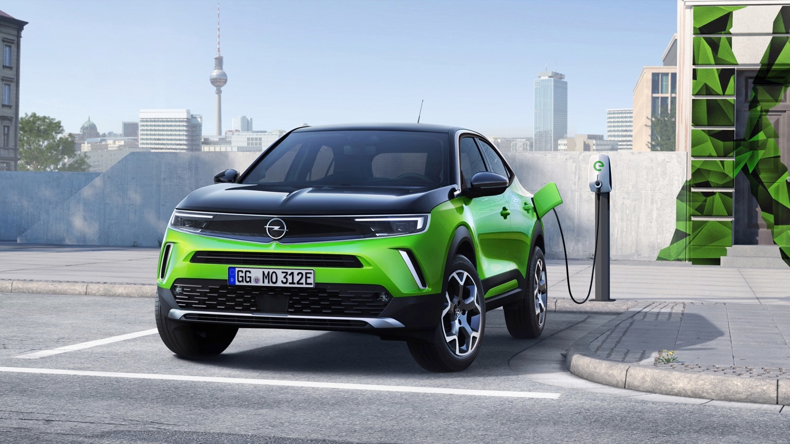une voiture verte avec une bande noire