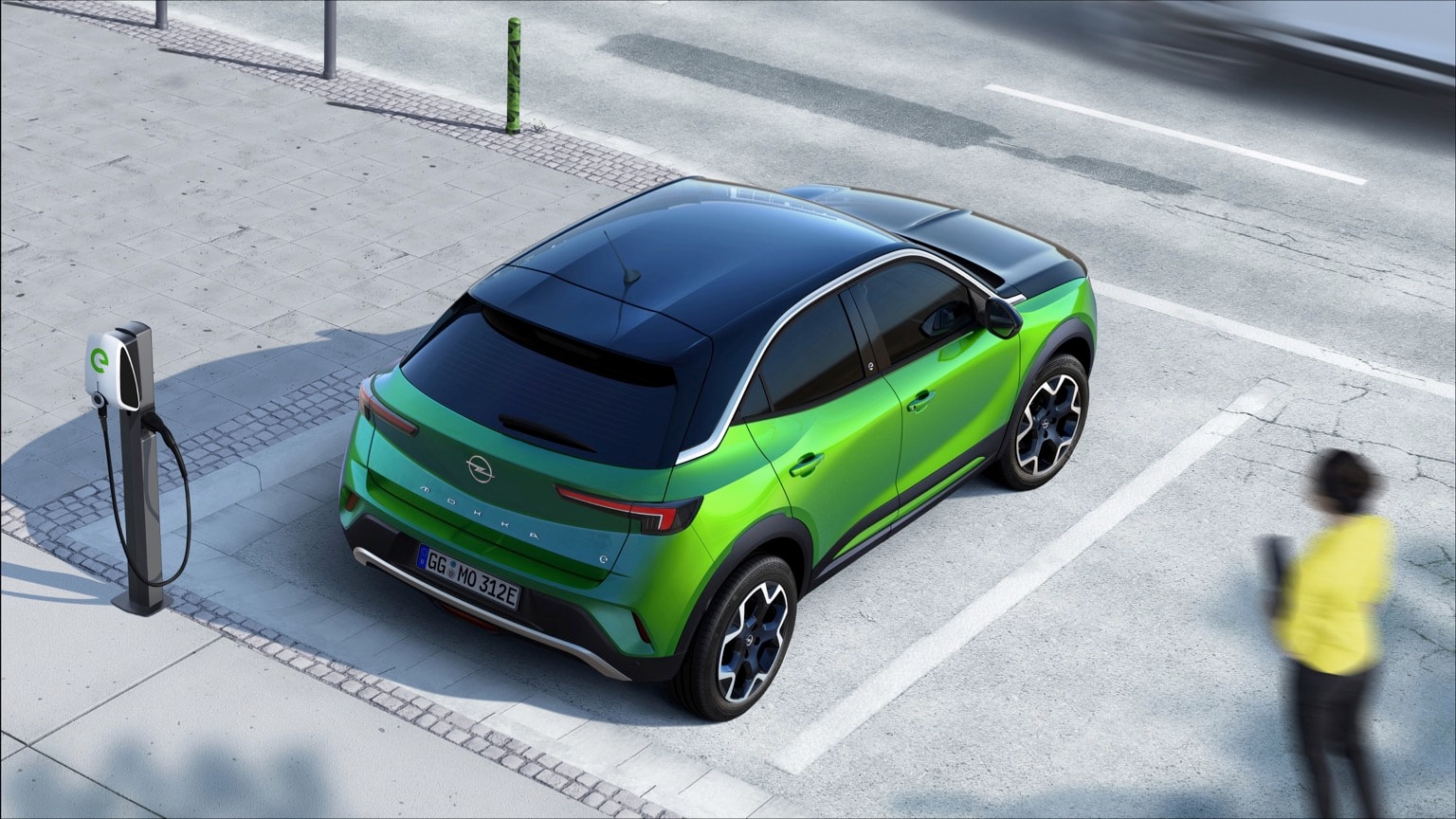 une voiture verte et noire garée dans une rue