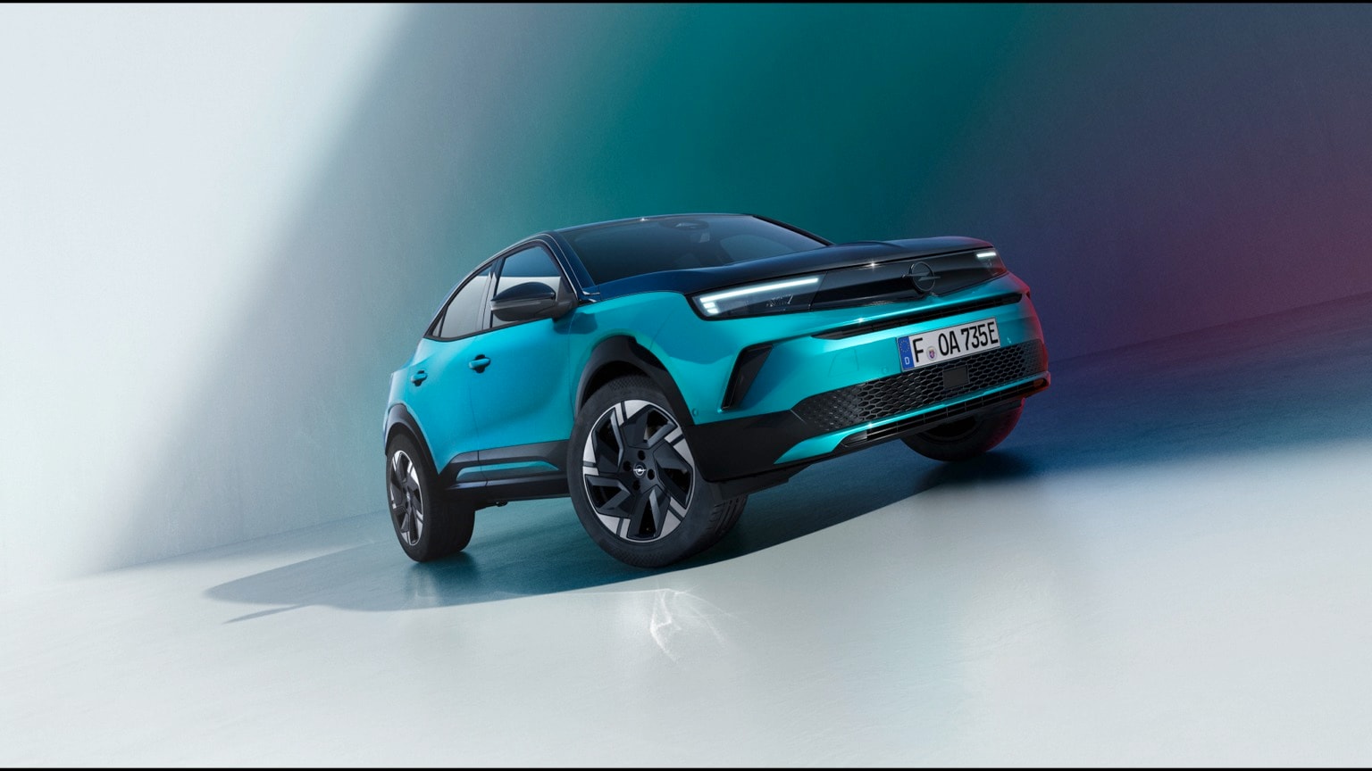 une voiture bleue garée dans une pièce