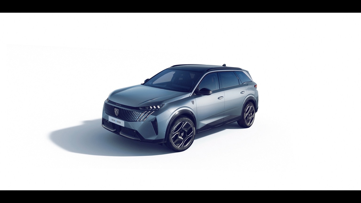 une voiture argentée avec des garnitures noires