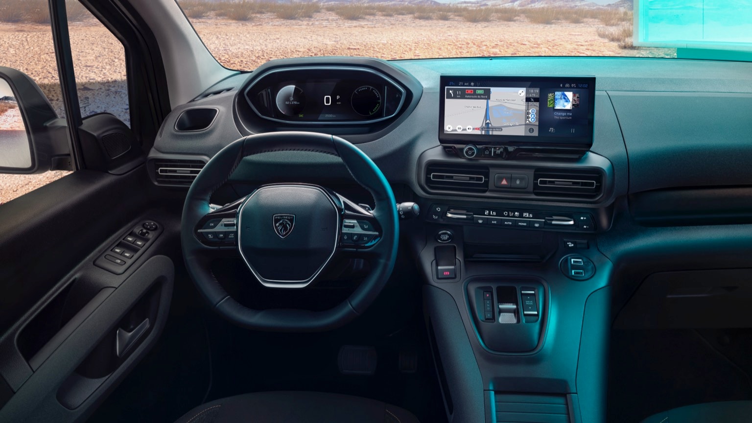 l'intérieur d'une voiture avec un volant et un tableau de bord