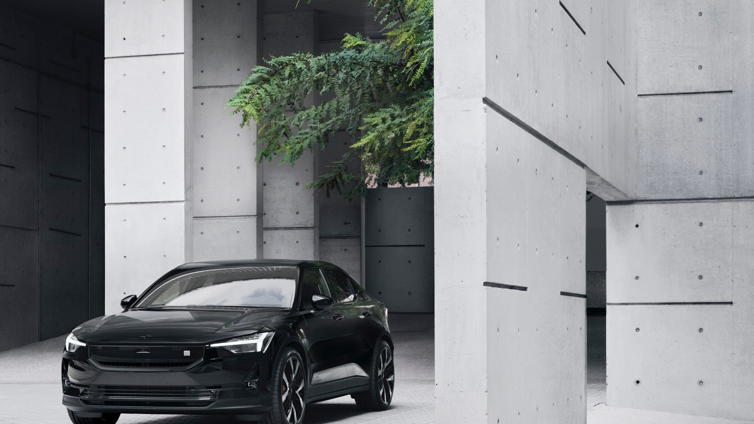 une voiture noire garée dans un parking
