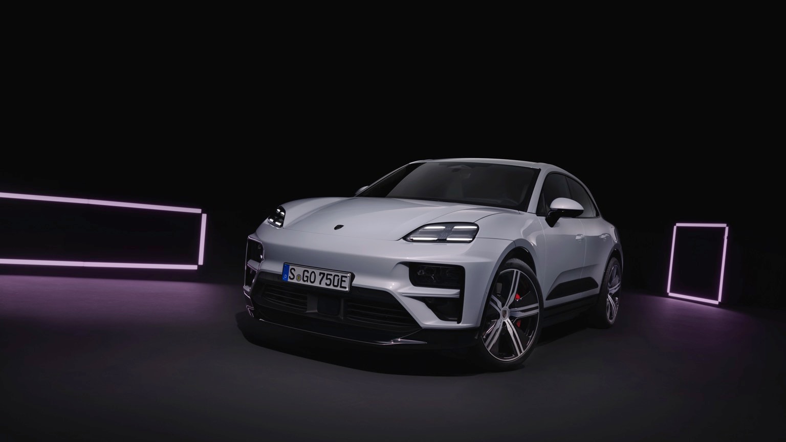 une voiture blanche dans une pièce sombre