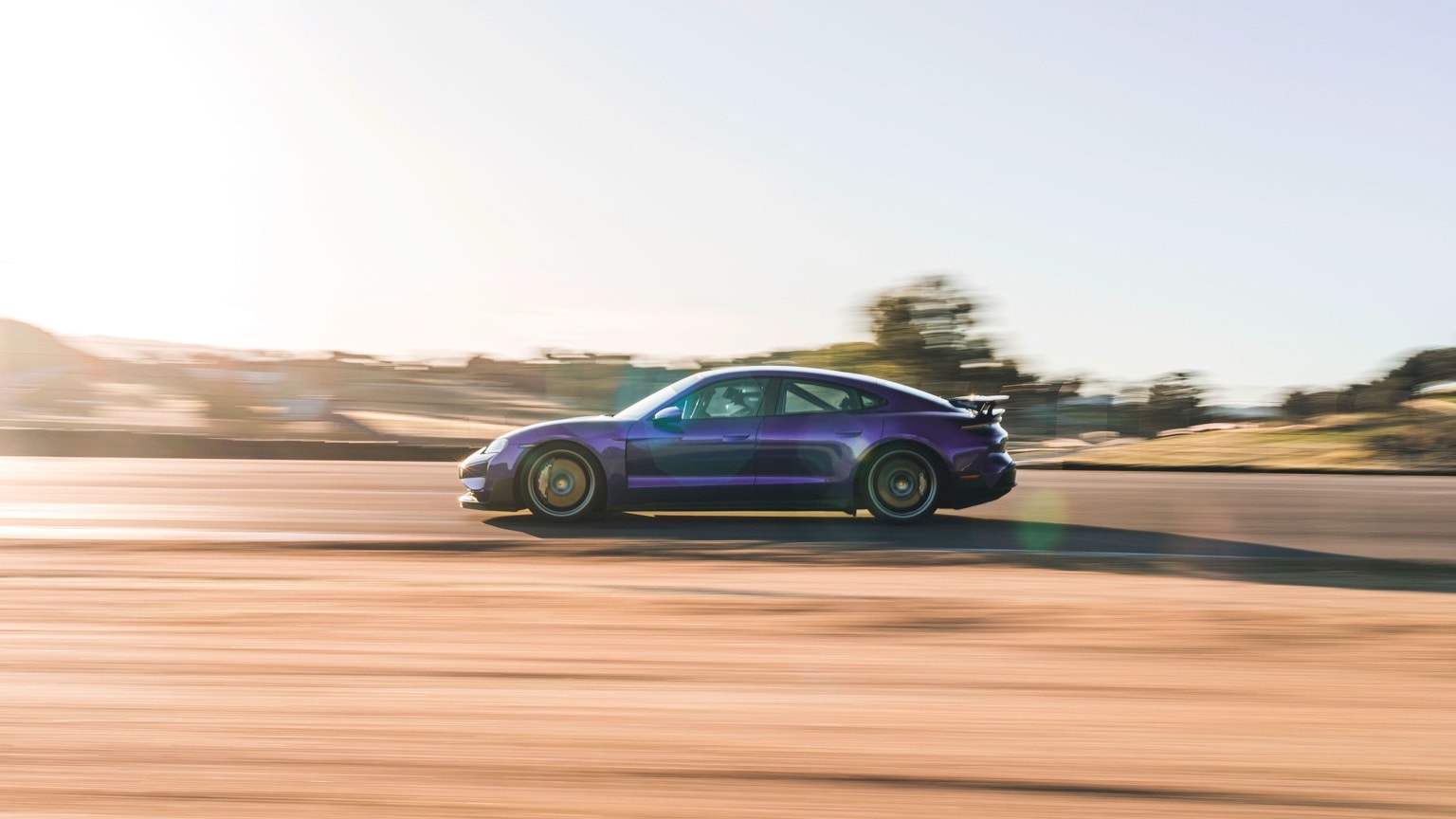 une voiture de sport violette sur une route
