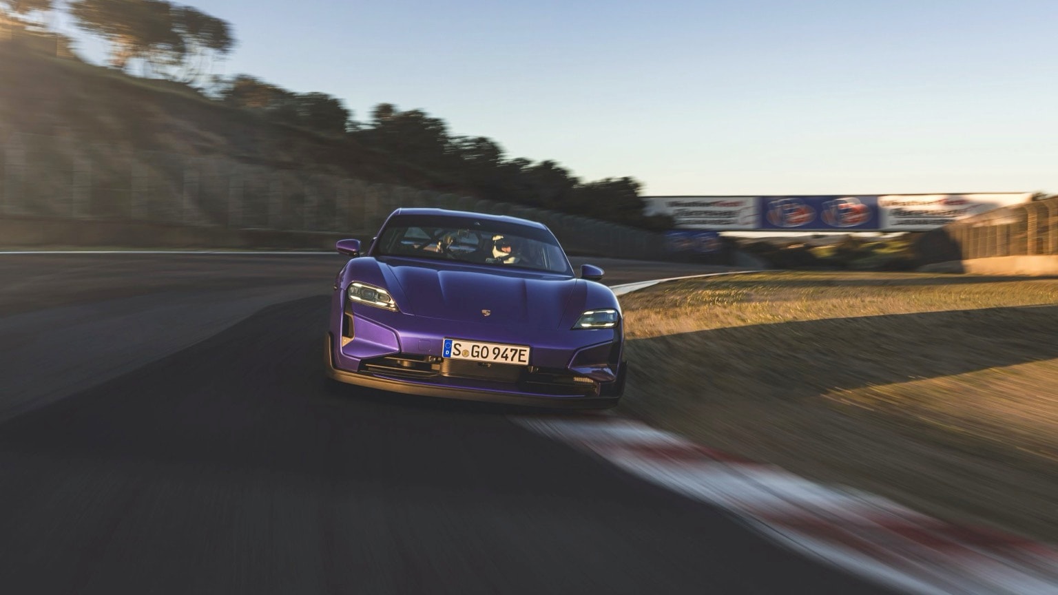 une voiture de sport violette sur une piste de course