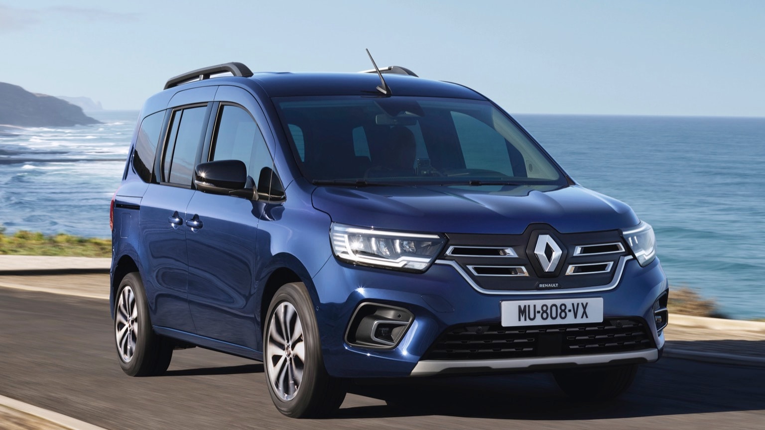une voiture bleue sur une route