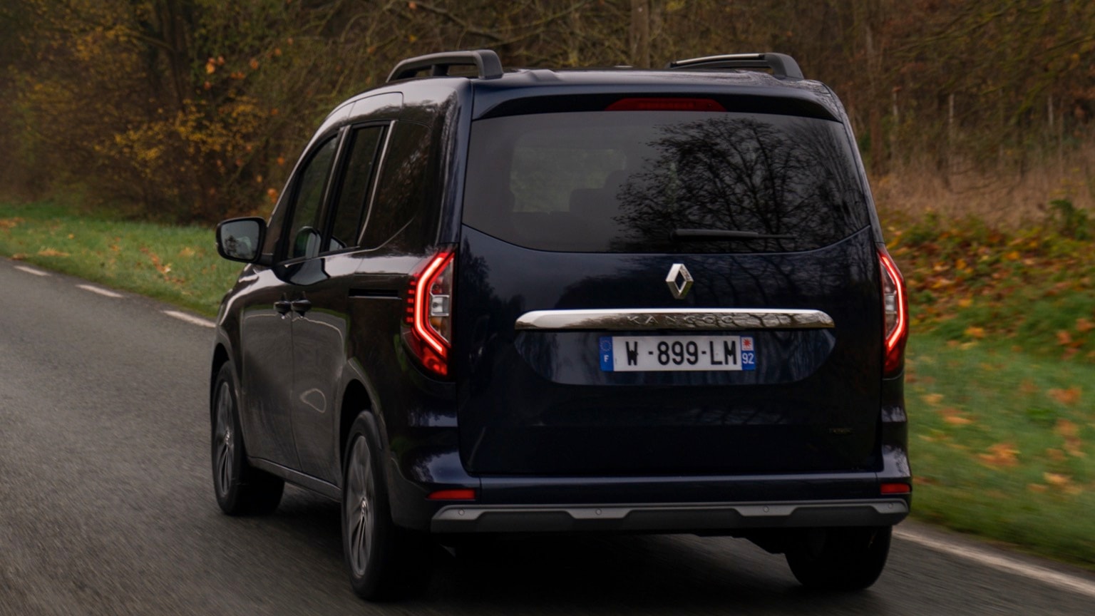 une camionnette noire sur une route