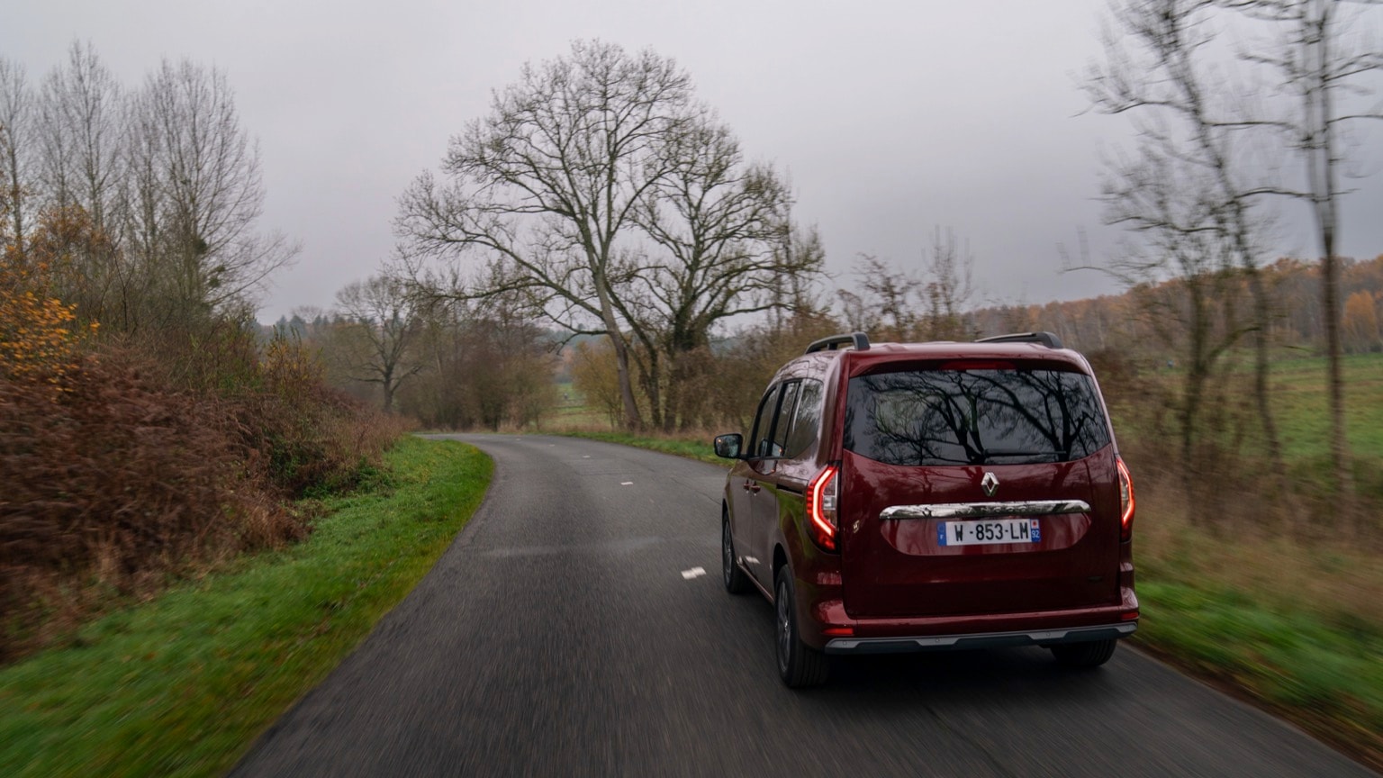 une voiture sur une route