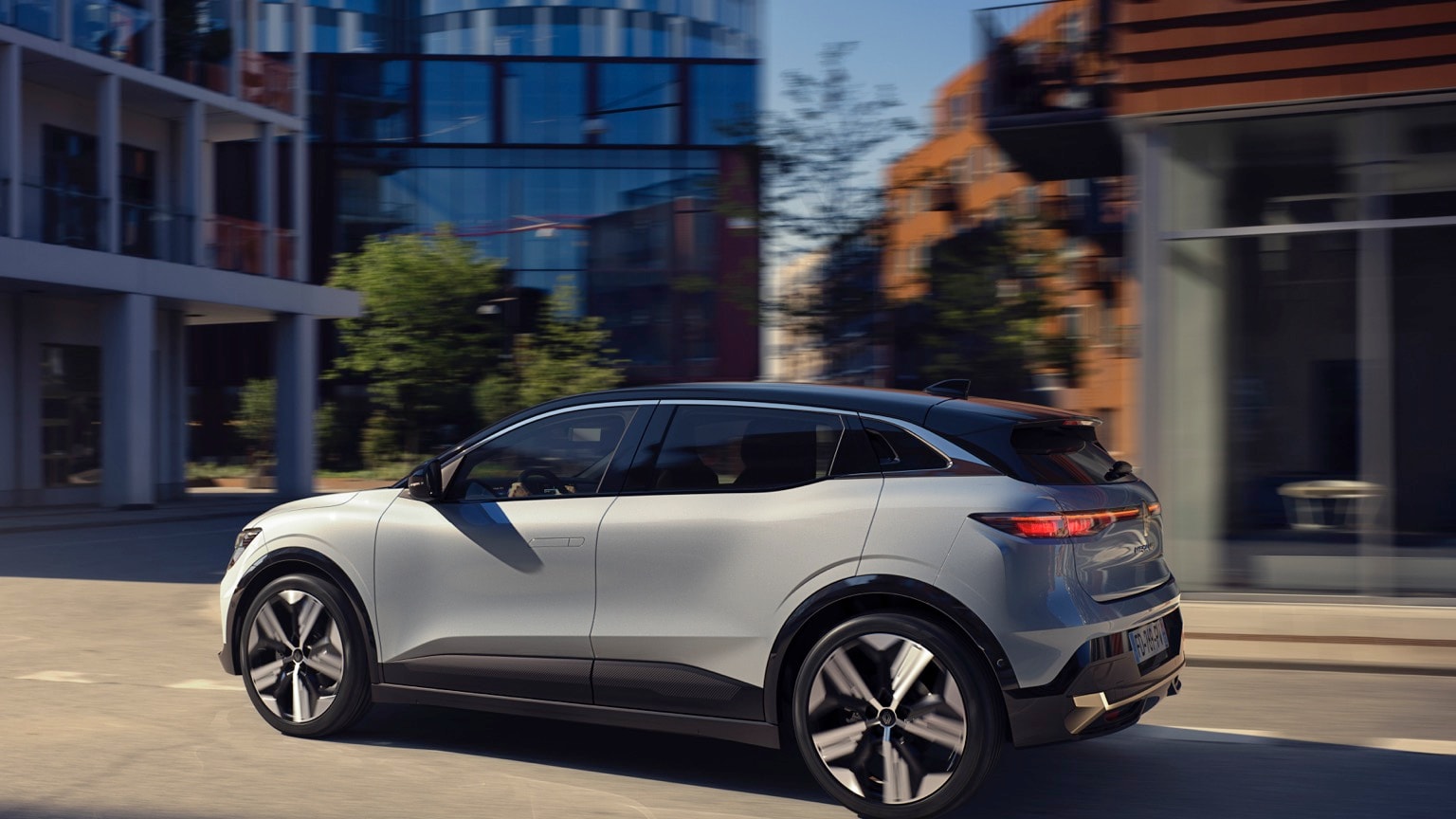 une voiture argentée dans la rue
