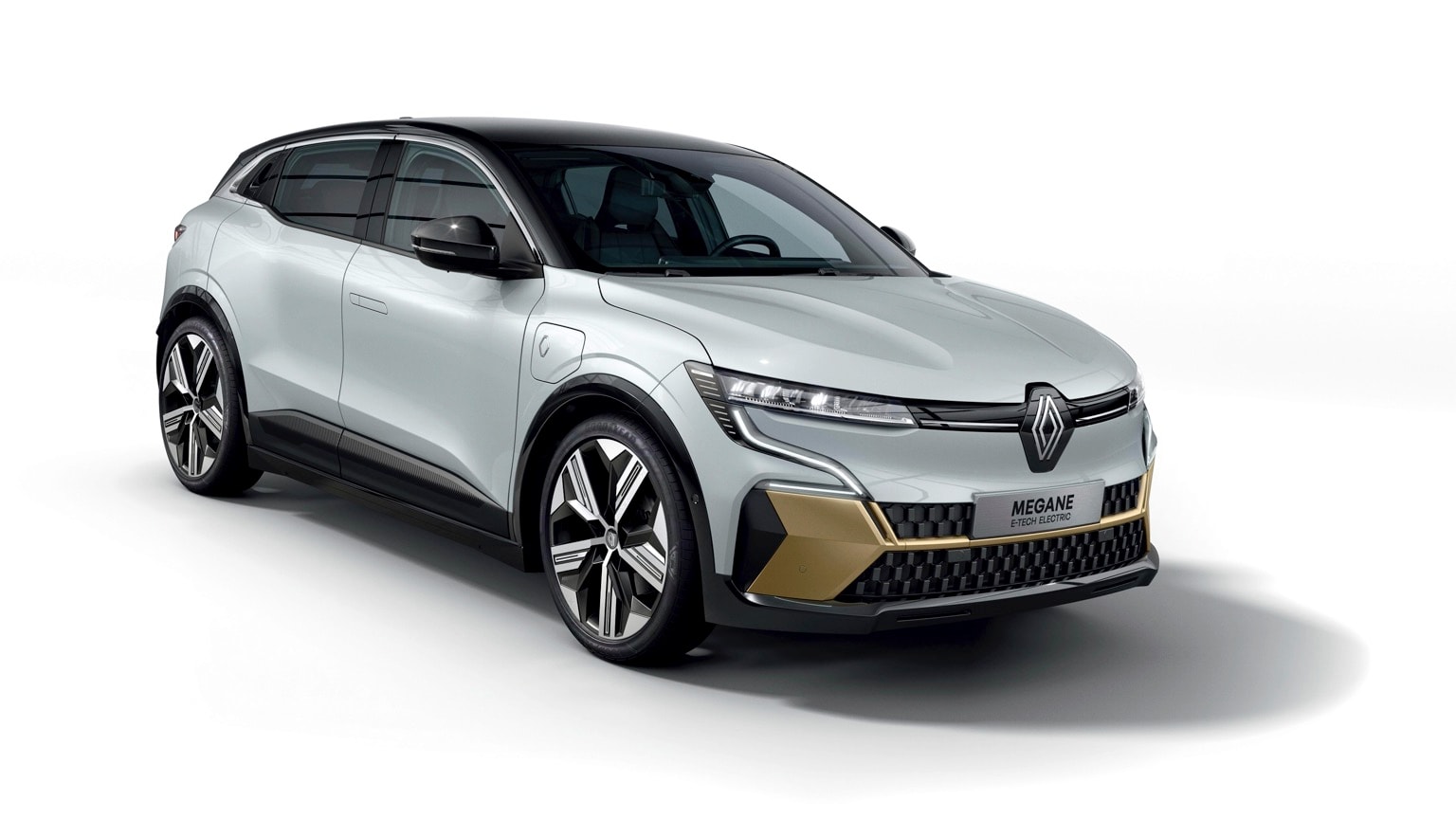 une voiture argentée et noire