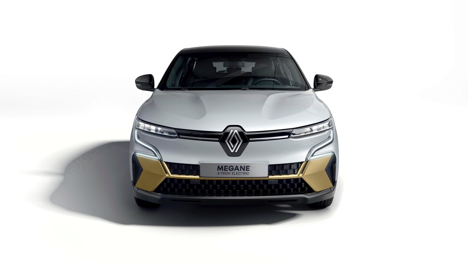 une voiture argentée avec des accents dorés