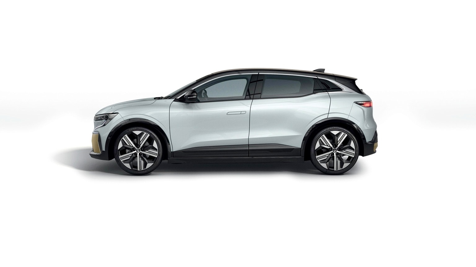 une voiture argentée avec des garnitures noires