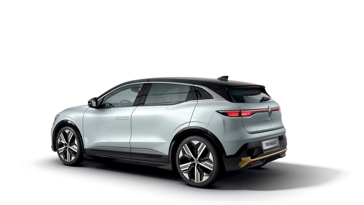un SUV argenté avec des garnitures noires