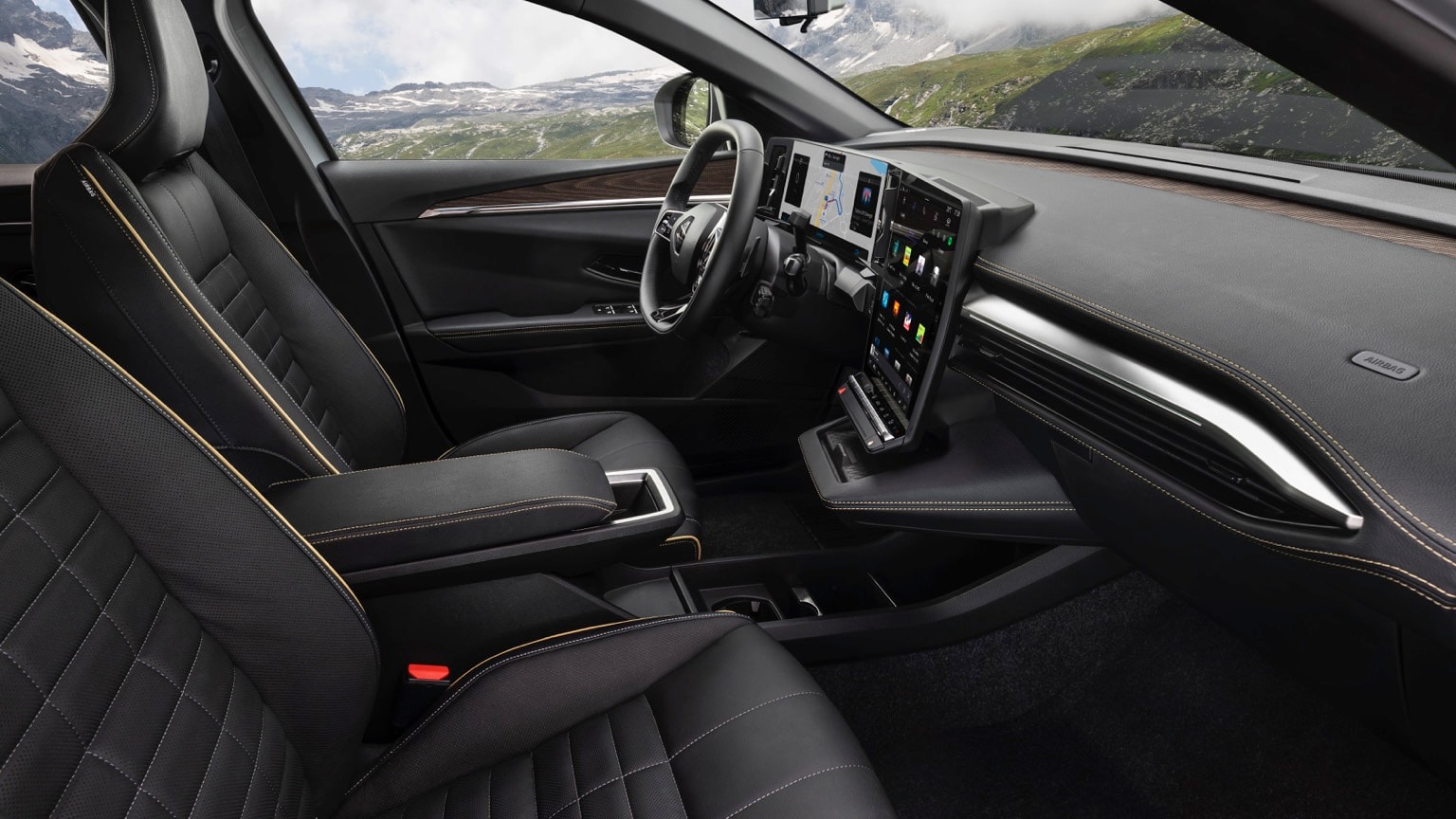 l'intérieur d'une voiture avec un volant et un tableau de bord